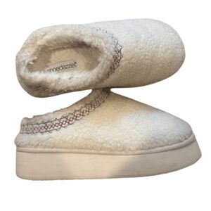 Shoe Dazzle Women's Moccasins in Cream